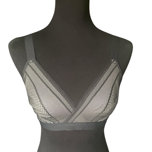 Lululemon Awake to Lace Bra in Black/Barely Beige, Size 34D, Performance, Yoga - Picture 4 of 7